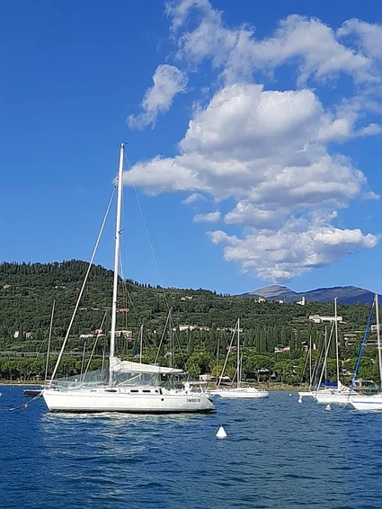 Gita in barca a vela sul Lago di Garda da Peschiera lungo la costa veneta fino a Punta San Vigilio 0